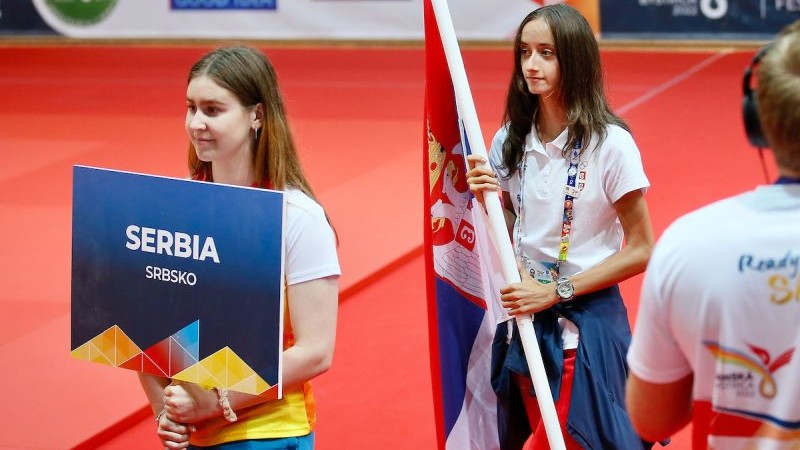 Zlatna Maša Rajić ponosno nosila zastavu Srbije
