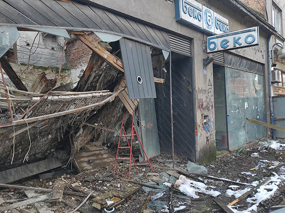 EB PATROLA: Ponovo urušena zaštitna ograda zgrade ”Beka” (FOTO)
