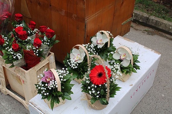Osmomartovski bazar u znaku cveća (FOTO)