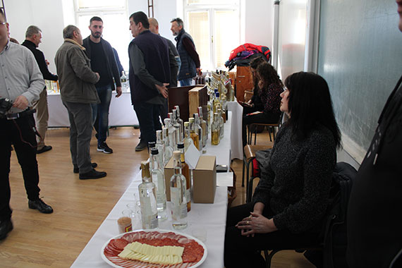 LEPO I UKUSNO: Sajam etno pića i sireva u Požarevcu (FOTO)