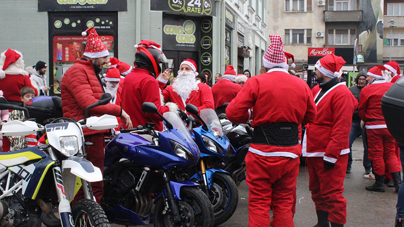 Moto Deda Mrazovi obradovali požarevačku decu
