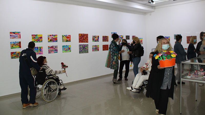 Članovi „Društva za cerebralnu i dečju paralizu“ priredili izložbu (FOTO)