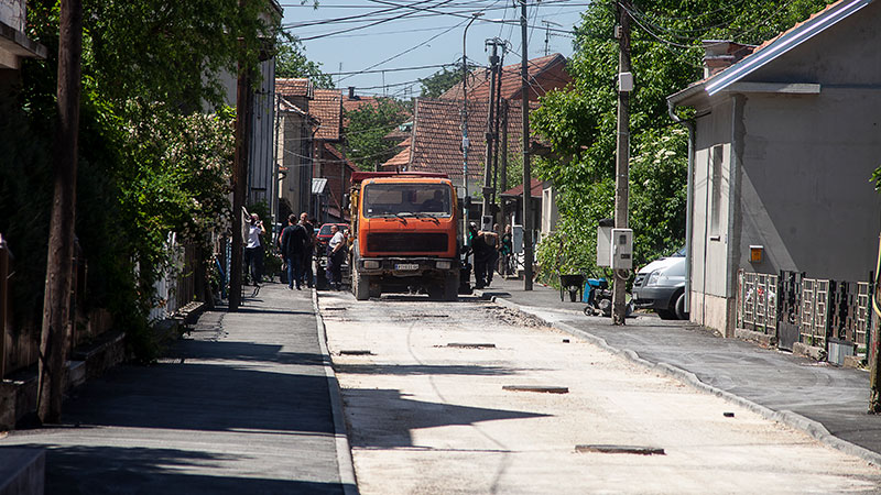 Ulica Milana Ristića dobija novi asfalt