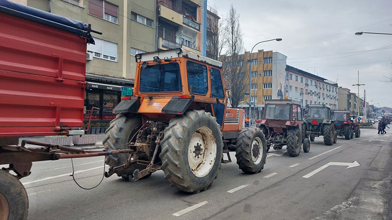 PROTEST: Kolona traktora prošla centrom Požarevca (FOTO – VIDEO)