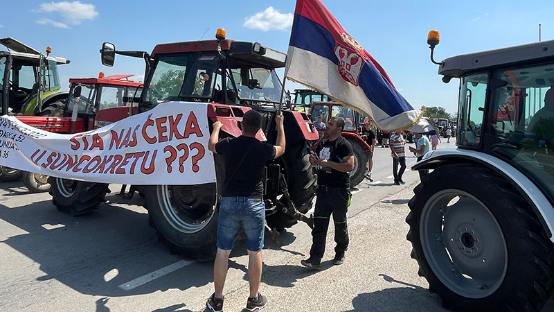 Uprkos pozivu da obustave protest, poljoprivrednici ne odustaju (FOTO)