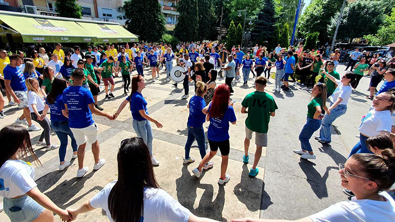 Petrovački maturanti slave uz trubače (FOTO)