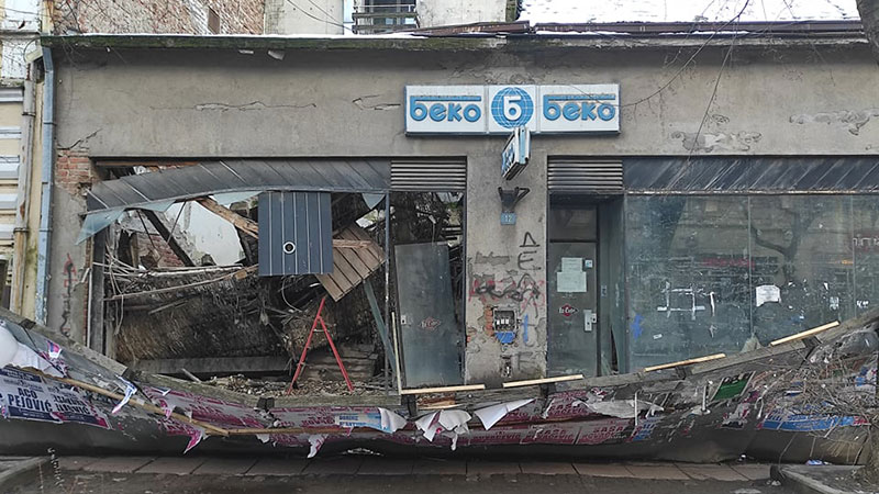 EB PATROLA: Ponovo urušena zaštitna ograda zgrade ”Beka” (FOTO)