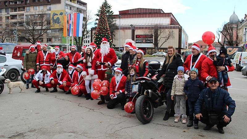 Moto Deda Mrazevi obradovali najmlađe sugrađane (FOTO, VIDEO)