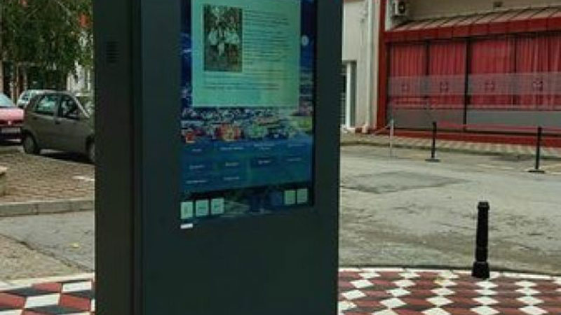 Informacije na interaktivnoj tabli u Kučevu na dva strana jezika