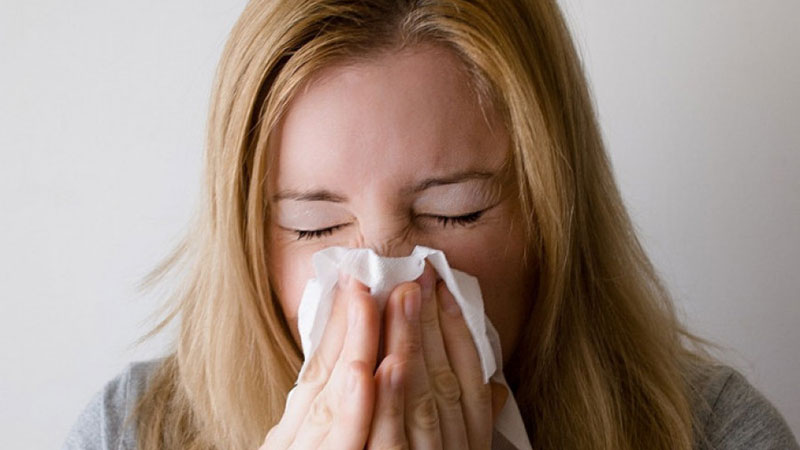 Kijanje, suzne oči i bol u grlu – korona ili alergija?