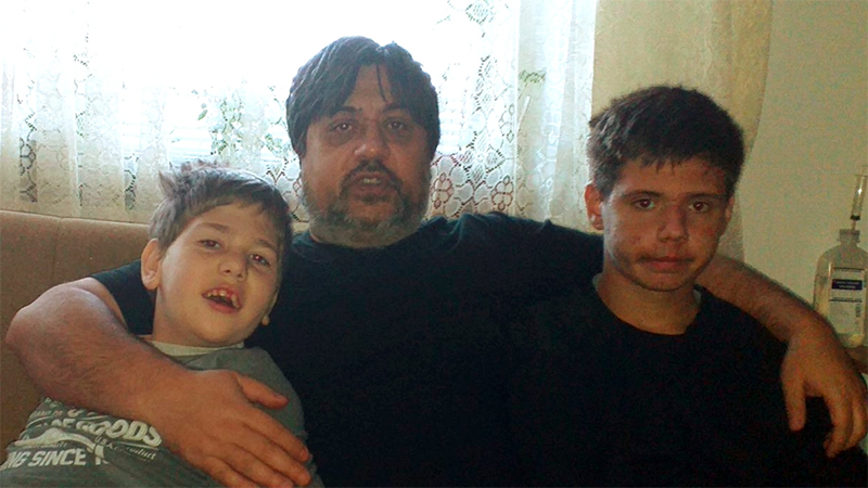 Samohrani otac život posvetio dvojici bolesnih sinova (FOTO)