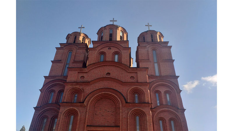 Crkva i vernici slave Krstovdan