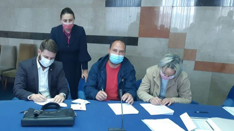 Potpisan prvi ugovor o dodeli sredstava za kupovinu seoske kuće u opštini Kučevo