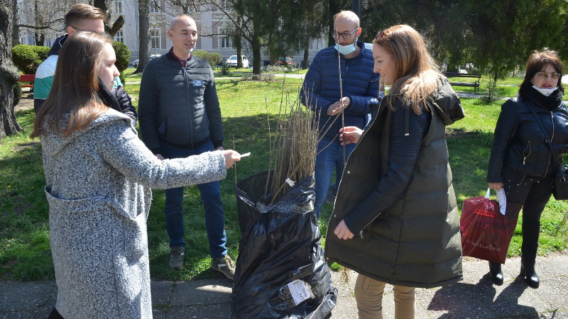 Gradištanci i Petrovčani u akciji „Posadi svoj hlad“