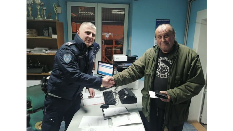 Policajac iz Petrovca pronašao novčanik sa pozamašnom sumom novca