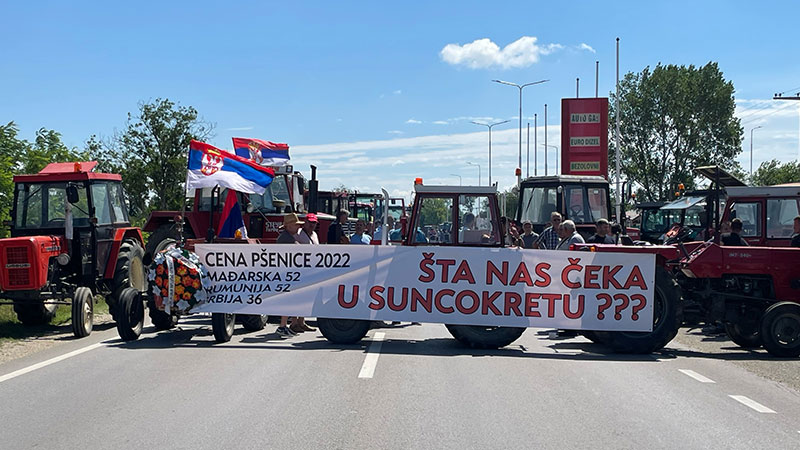 Poljoprivrednici Braničeva blokirali put, traže razgovor sa Vučićem