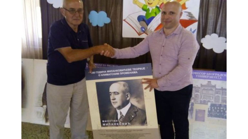Osnovna škola u Rabrovu dobila na poklon izložbenu postavku