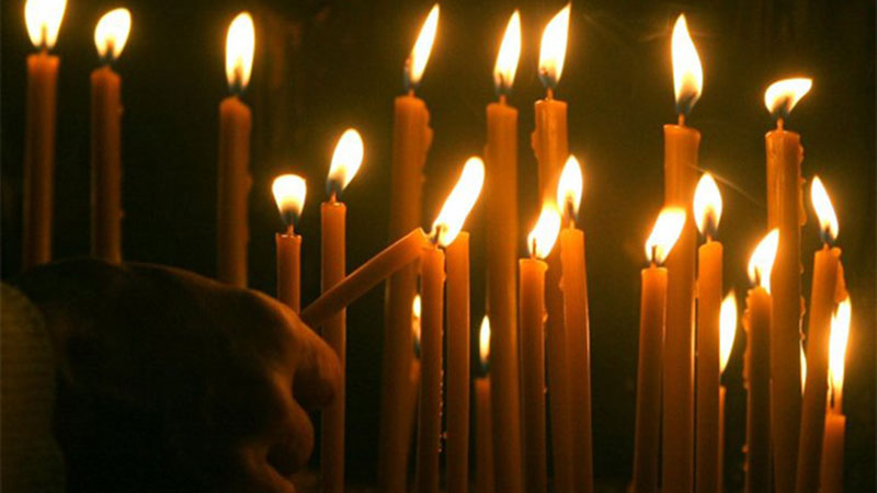 DANAS SU ZADUŠNICE: Obiđite grobove svojih najmilijih i zapalite sveću