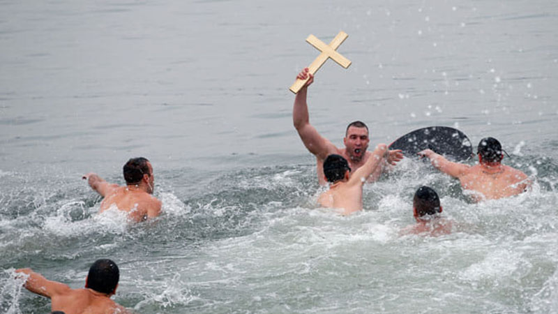 Plivanje za Časni krst i u Petrovcu na Mlavi