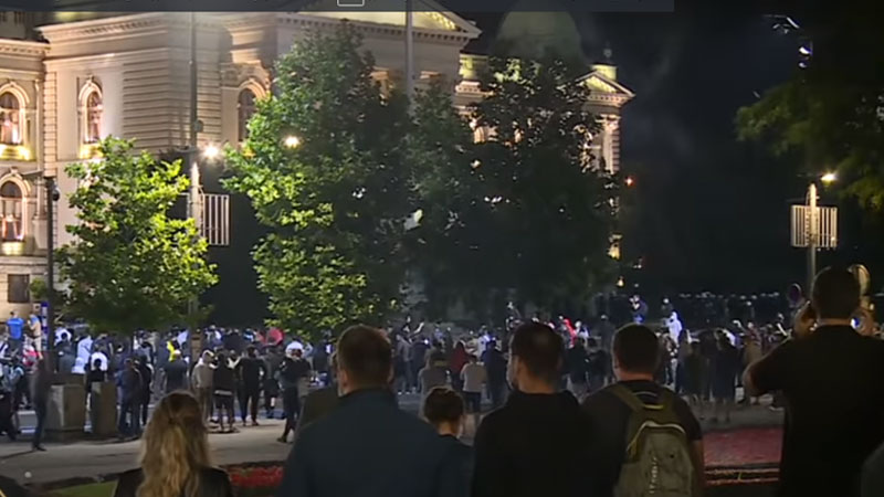 Sukob policije i demonstranata ispred Skupštine četvrte večeri protesta