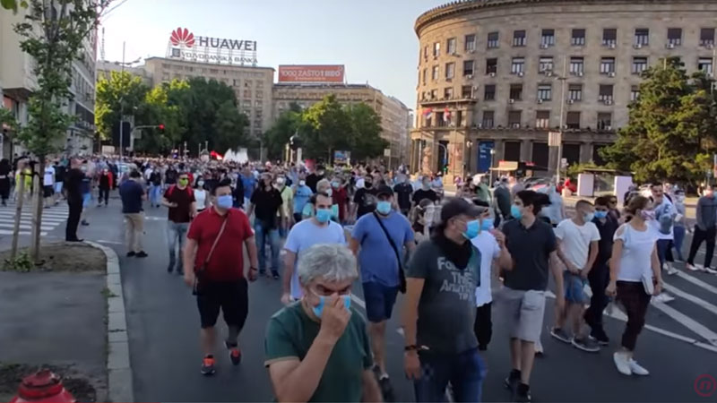 Protesti u Srbiji: Ponovo sukobi demonstranata i policije