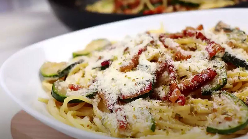 E-KUHINJA: Špagete sa tikvicama i slaninicom (VIDEO)