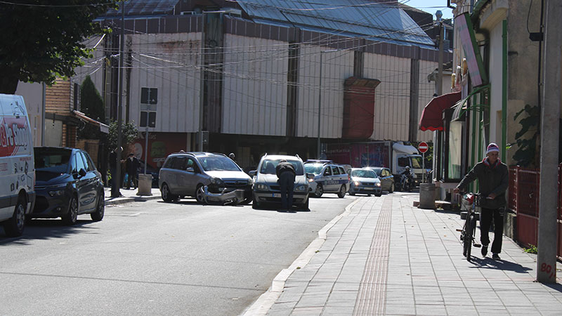 Sudar dva automobila u Sinđelićevoj ulici