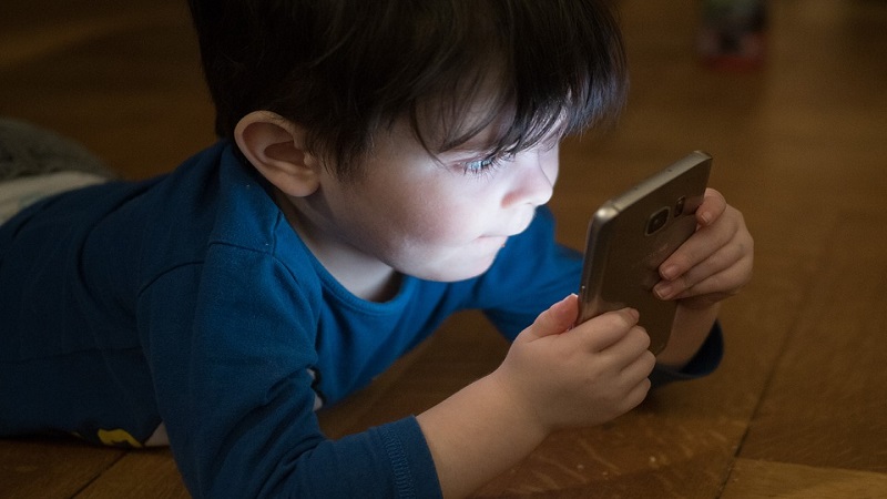 Telefon pomaže da zabavite nervozno dete, ali na duže staze to postaje problem