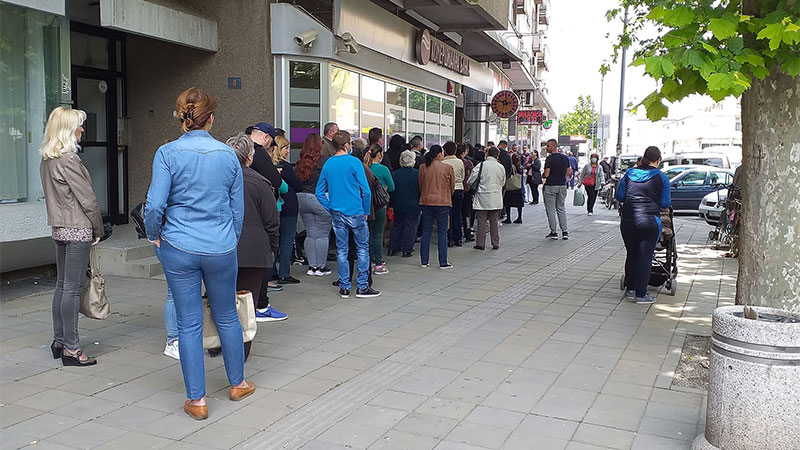 Požarevac: Redovi ispred banaka za 100 evra (FOTO)