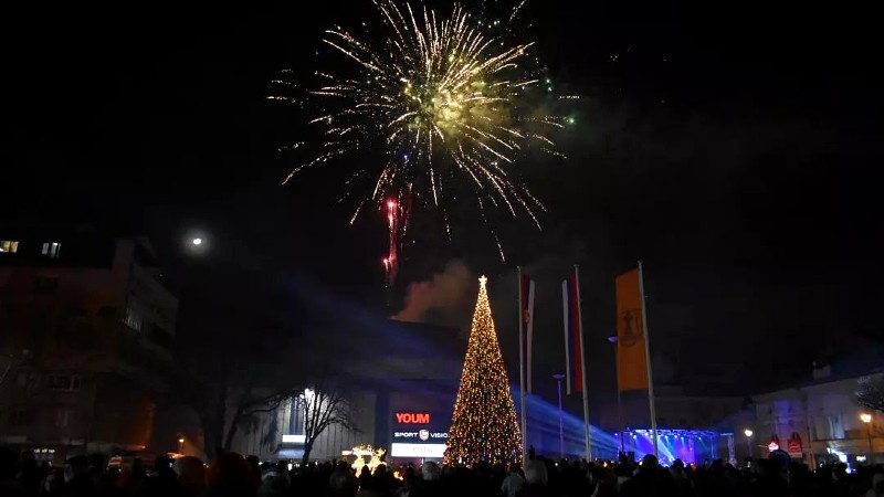 Požarevljani dočekali Novu godinu uz rok hitove, u Petrovcu vatromet